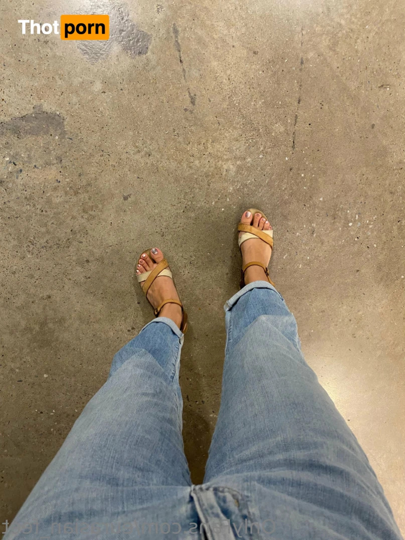 Eurasian Feet 14411774