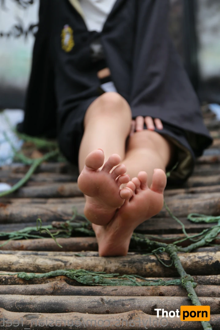 Eurasian Feet 14702861