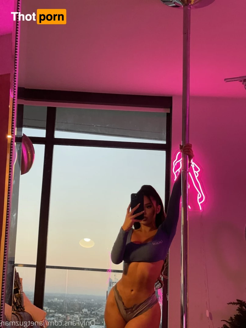 Janet Guzman 🔞 3937551
