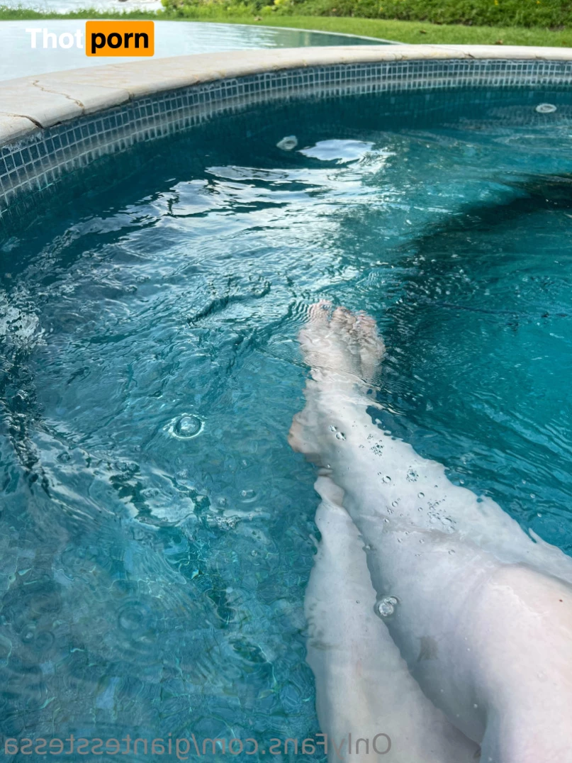 Tessa the Giant 6553102