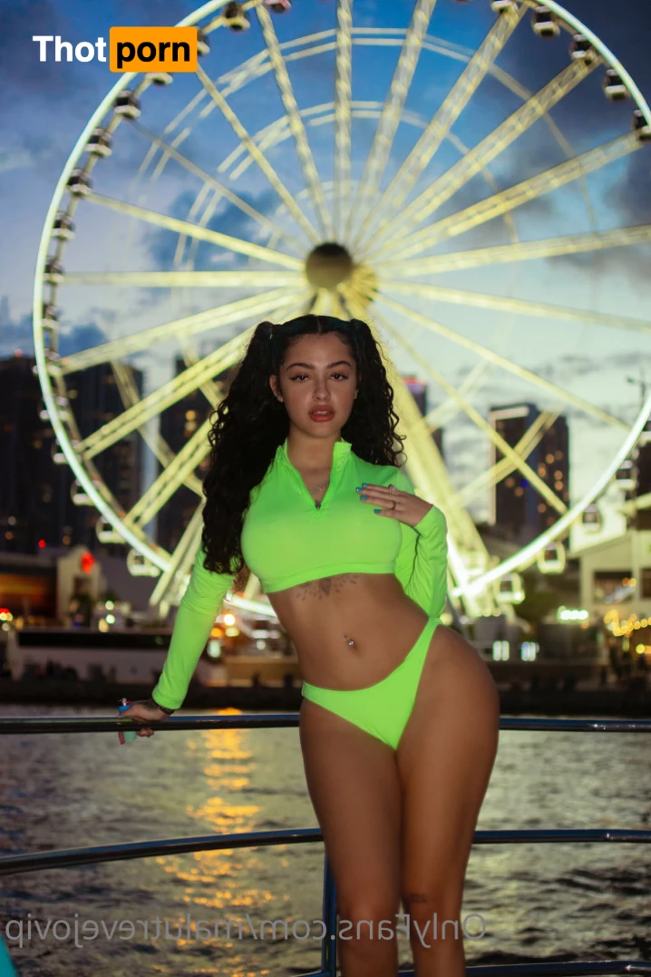 Malu Trevejo 11800463