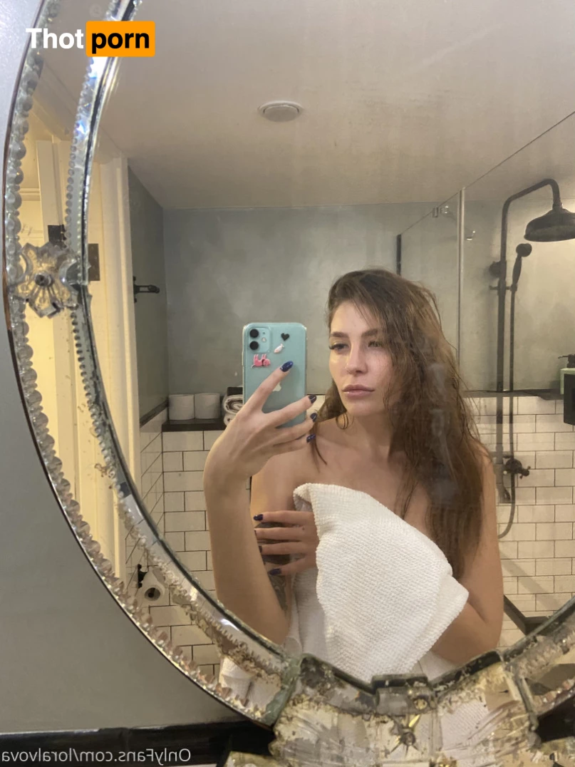 L o r a 💙💛 6174920