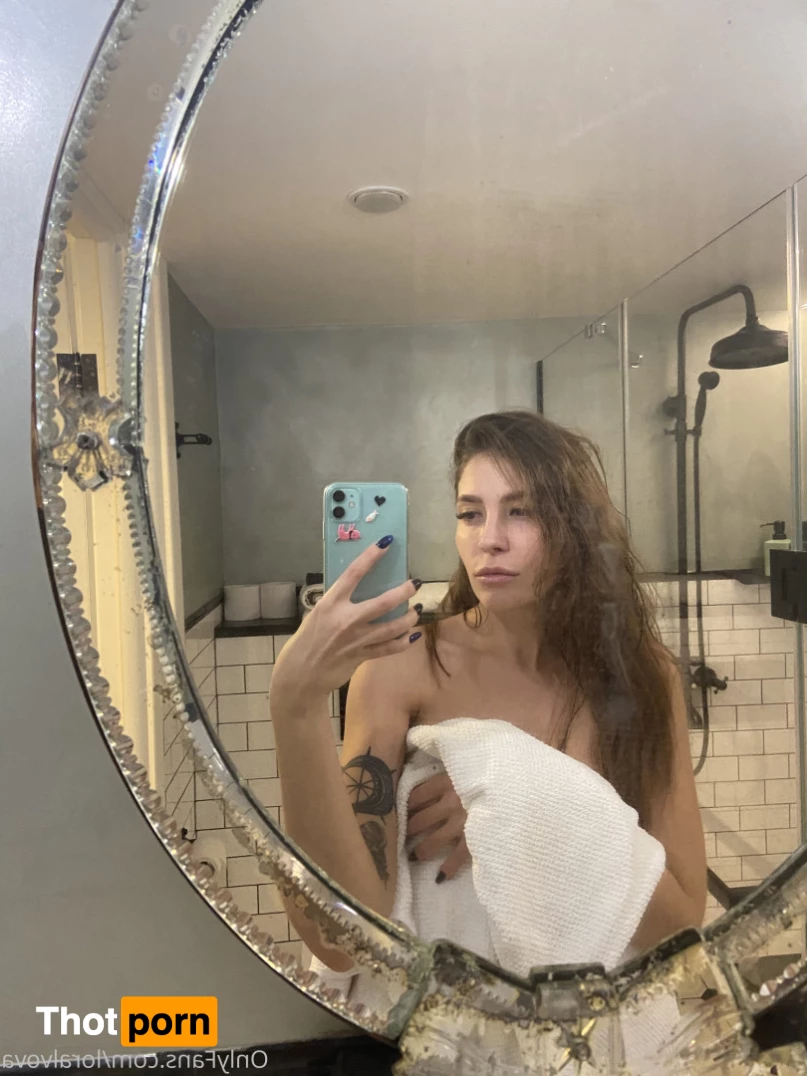 L o r a 💙💛 6175031