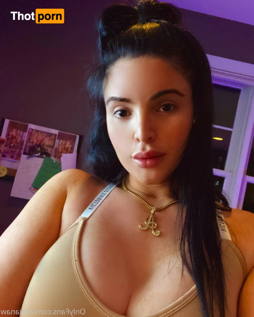 Adriana 3712578