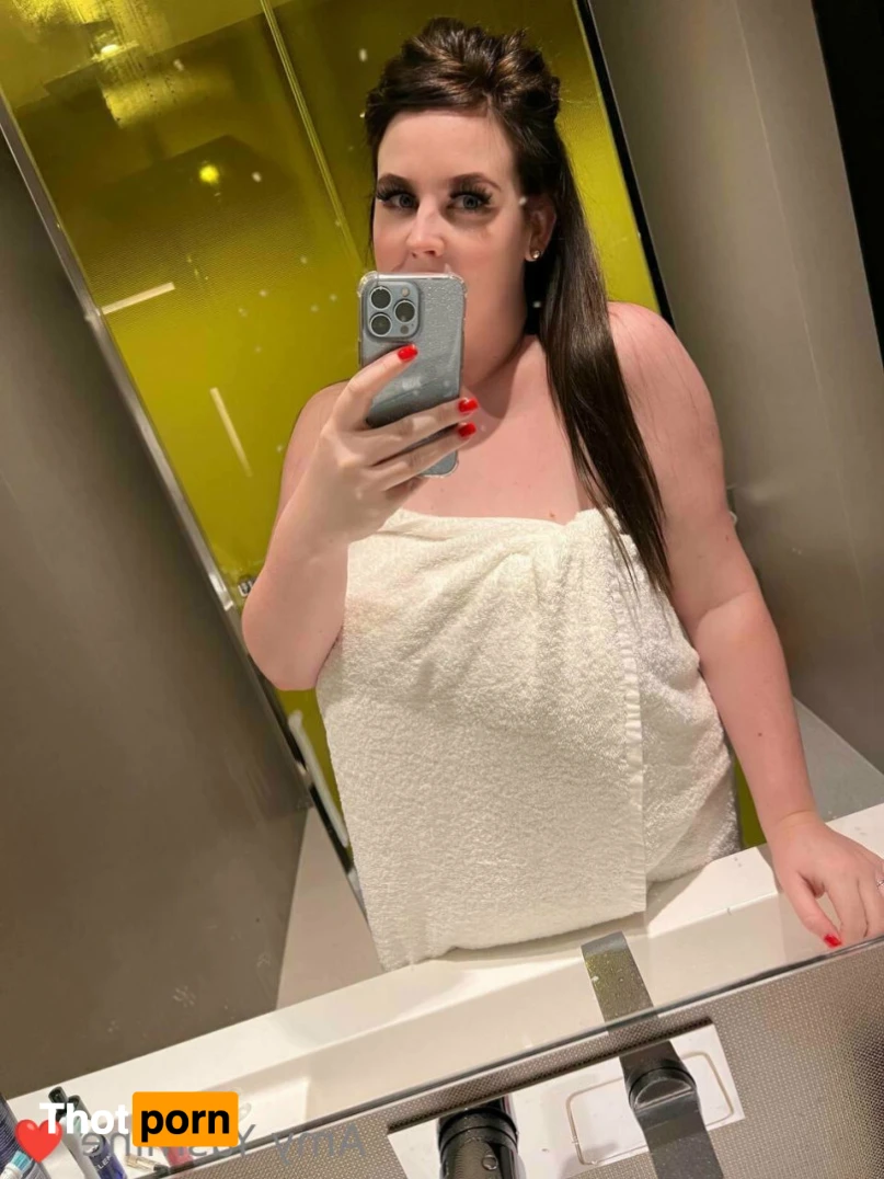 Amy-Yasmine 12942551