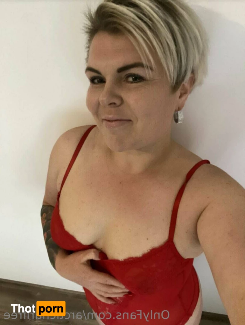 BRITISH BOMBSHELL 7473552