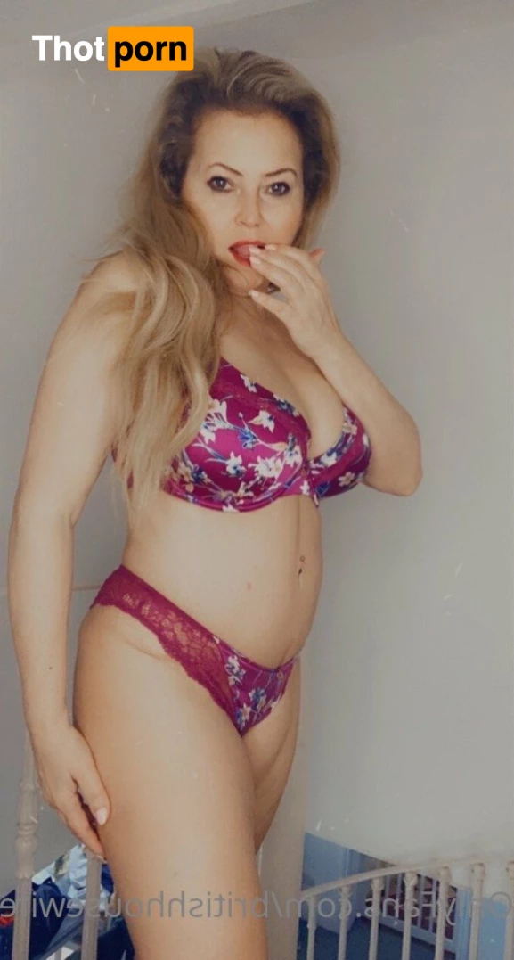 YOUR #1 HOUSEWIFE❤️‍🔥 3583067