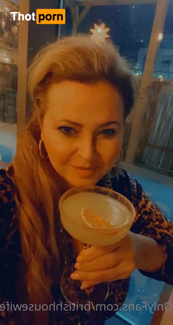 YOUR #1 HOUSEWIFE❤️‍🔥 3583268