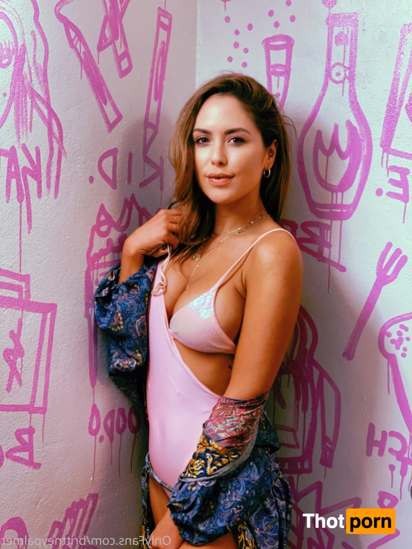 👩🏻‍🎤 Brittney Palmer 🎨 6431496