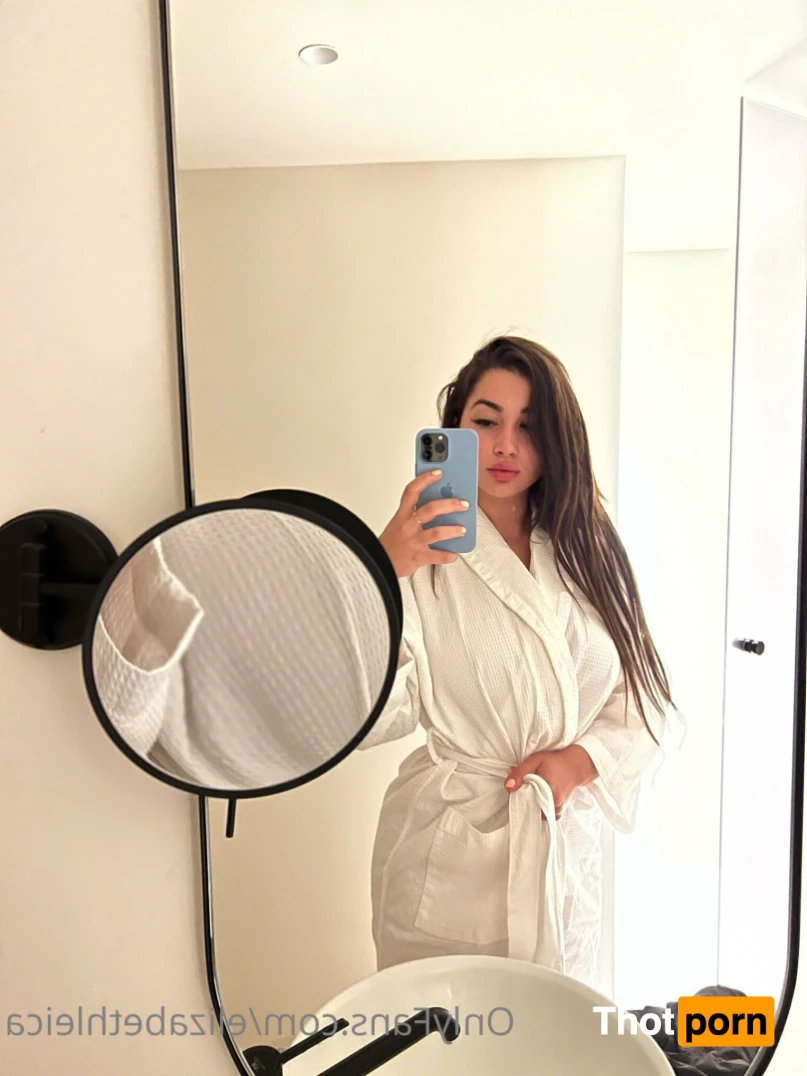 Elizabeth Leica 6108587