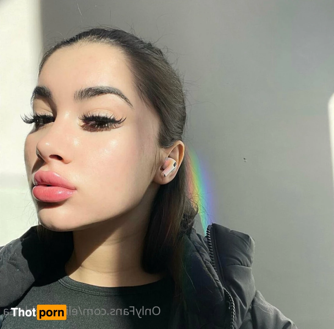 Elizabeth Leica 6108859