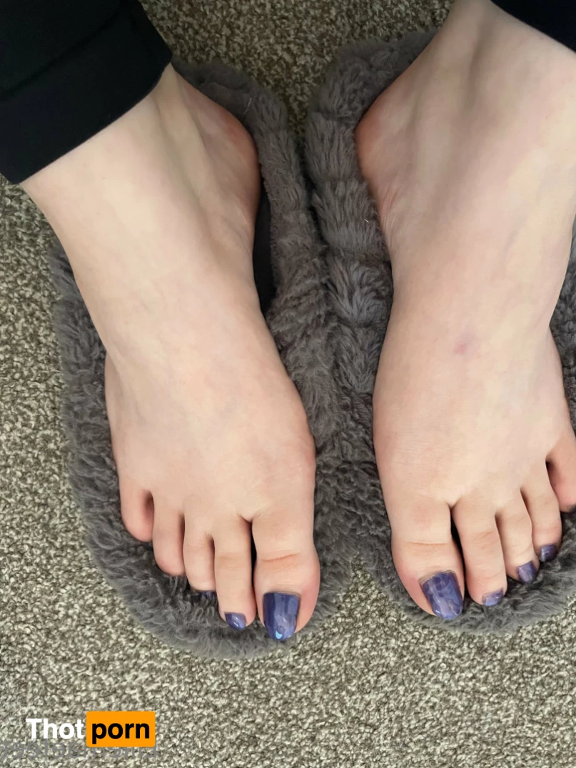 Ellie-Mae's Feet 7723011