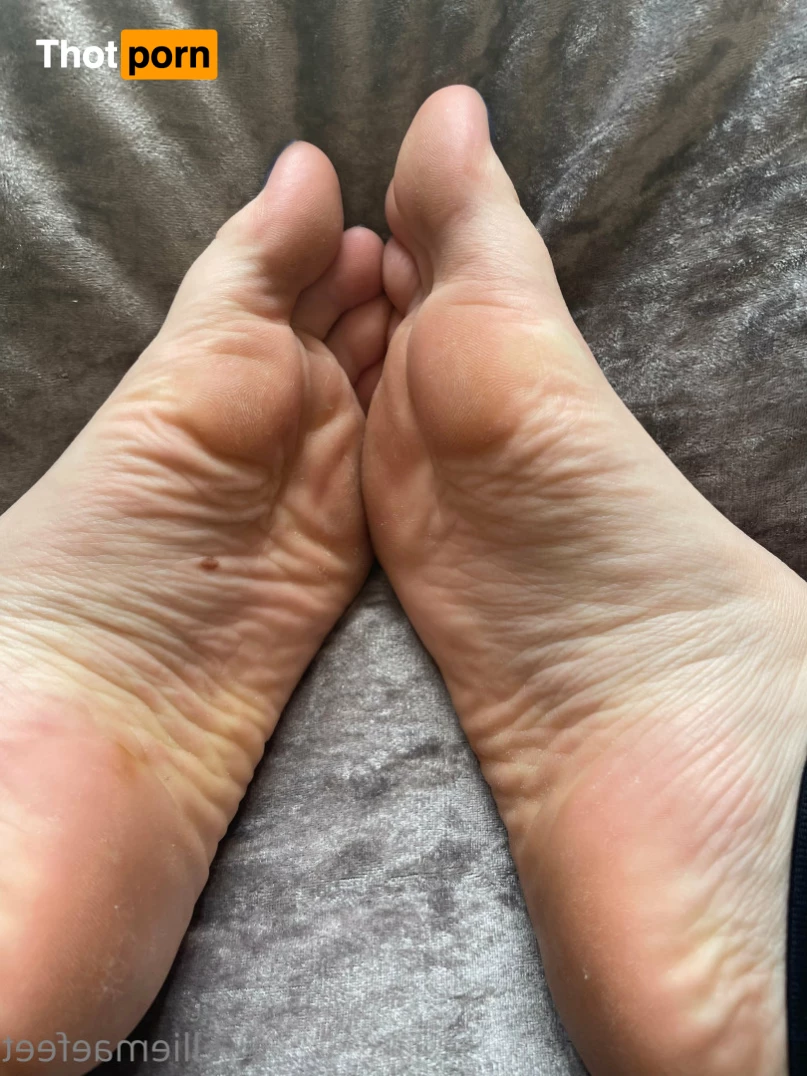 Ellie-Mae's Feet 7723059