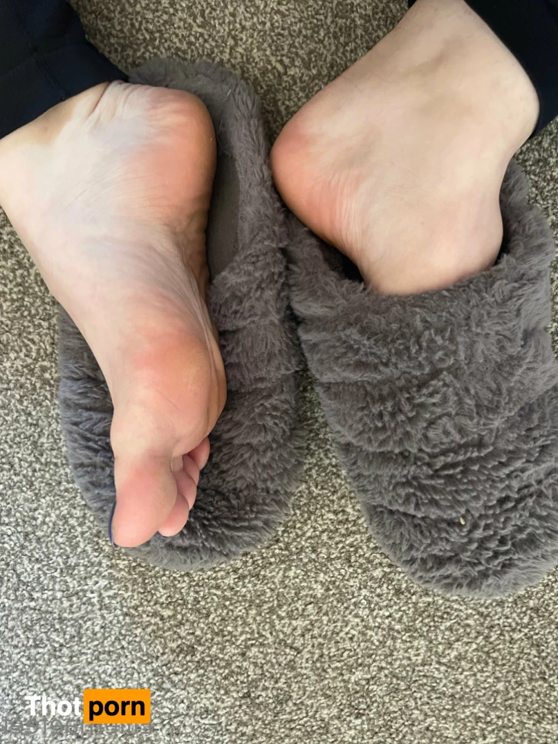 Ellie-Mae's Feet 7723066
