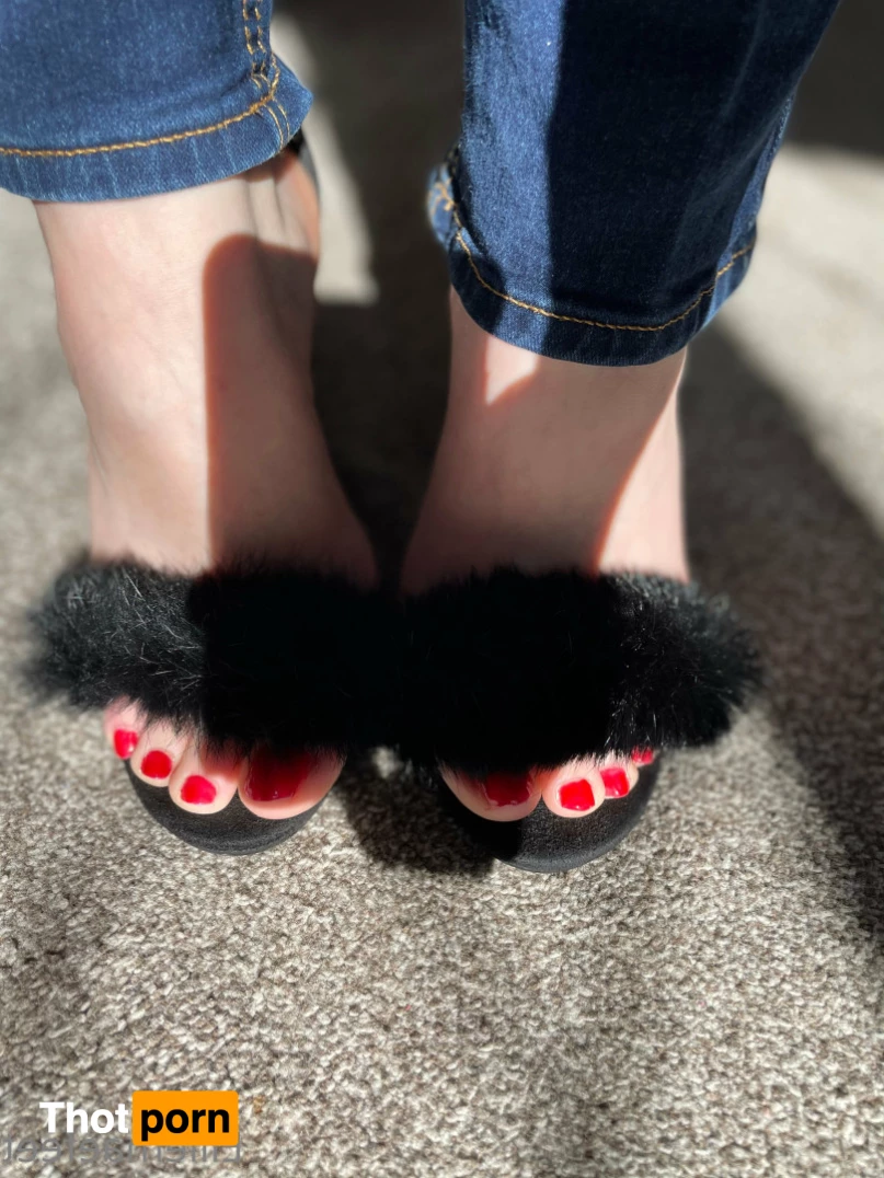 Ellie-Mae's Feet 7723071