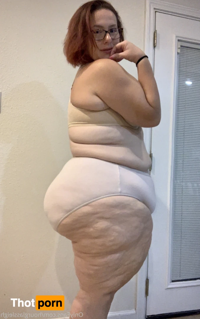 Hourglassleigh 12183895