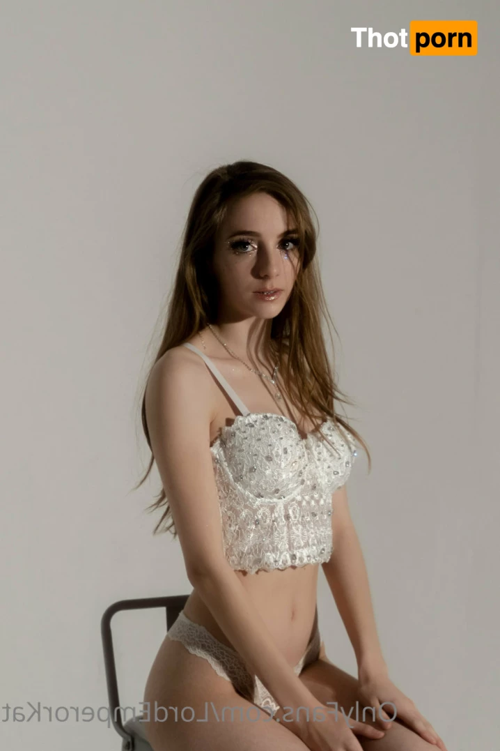 Kat 🌸 ONLINE NOW 🟢 5873135