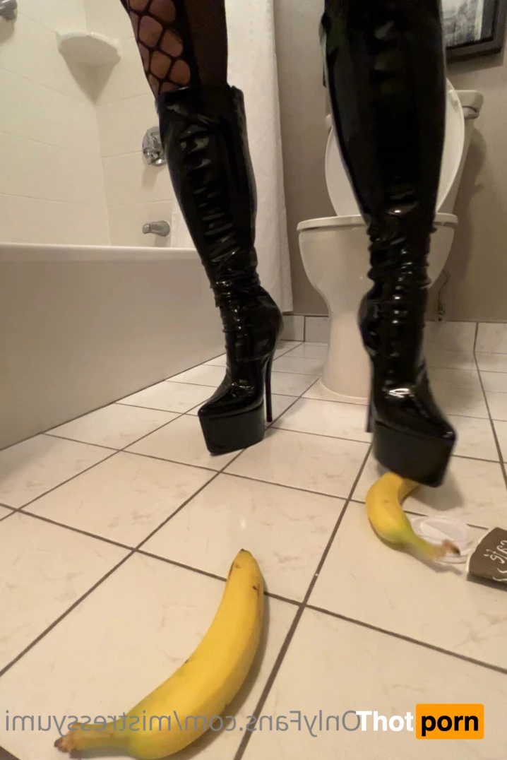 Mistress Yumi 9469640