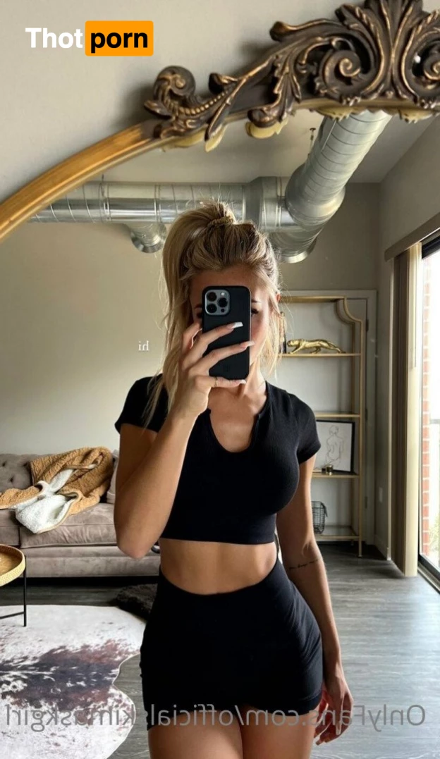 T H E  S K I  M A S K  G I R L 2906072