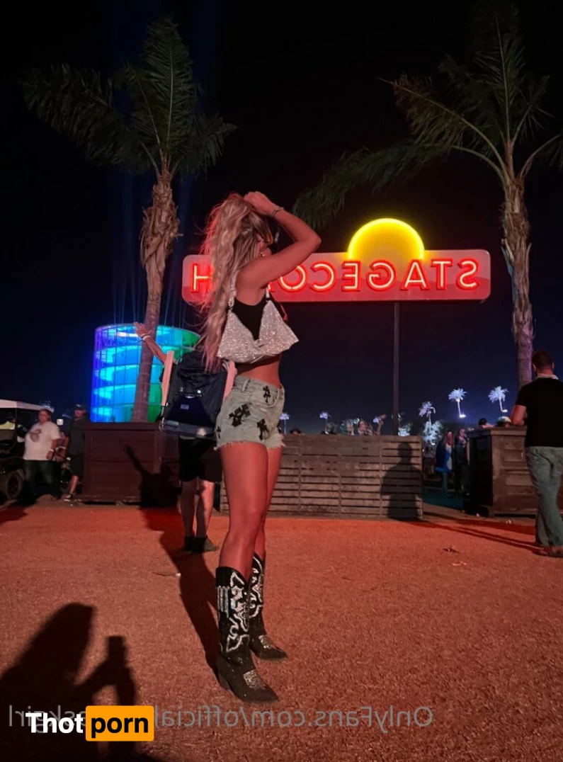 T H E  S K I  M A S K  G I R L 5833847