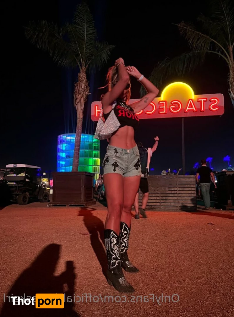 T H E  S K I  M A S K  G I R L 5833857