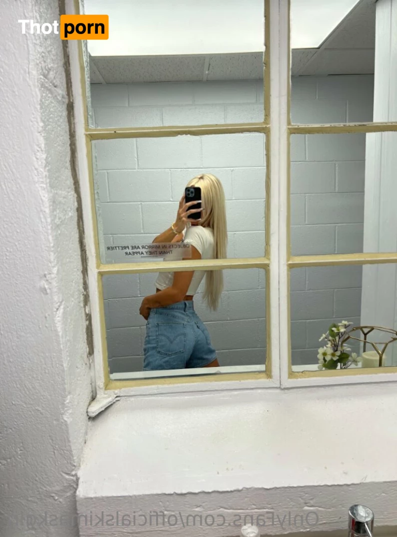 T H E  S K I  M A S K  G I R L 9349574