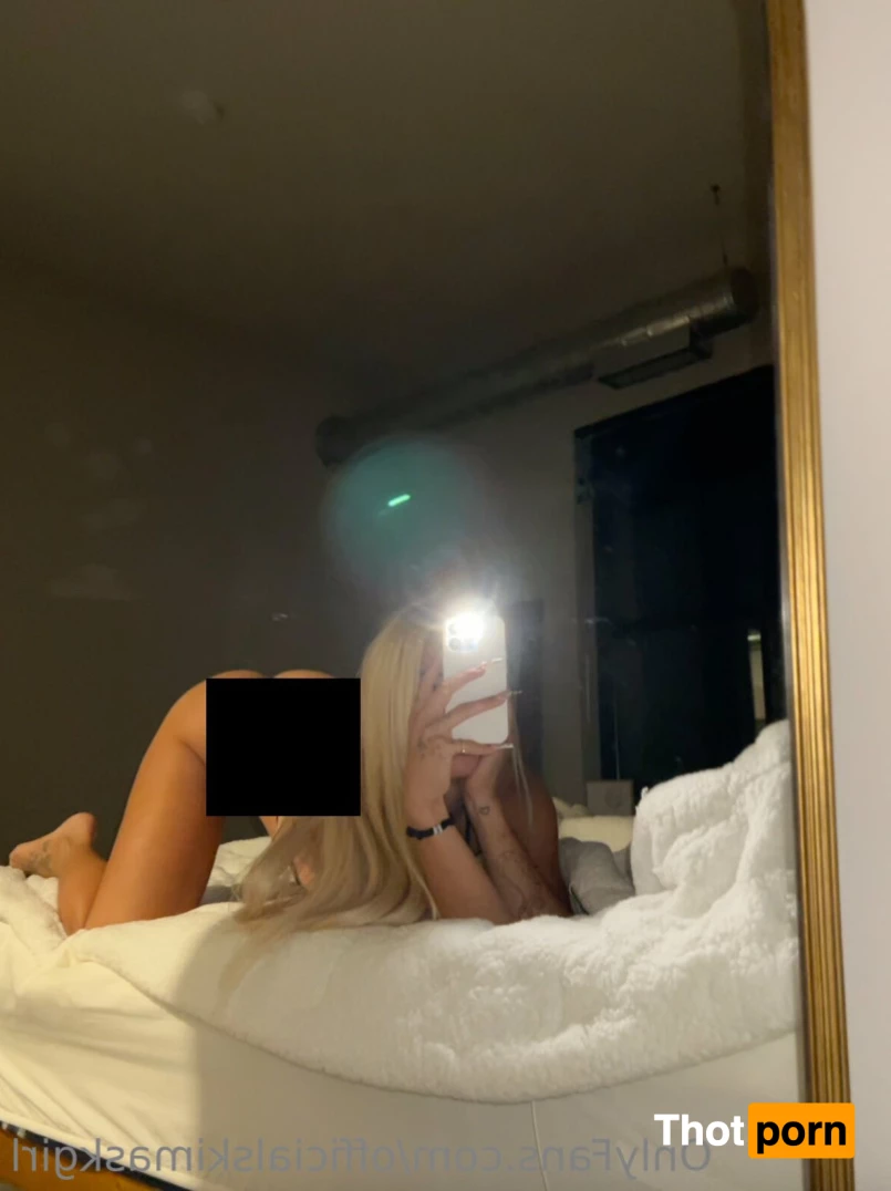 T H E  S K I  M A S K  G I R L 9349581