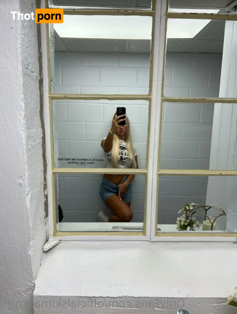 T H E  S K I  M A S K  G I R L 9349595