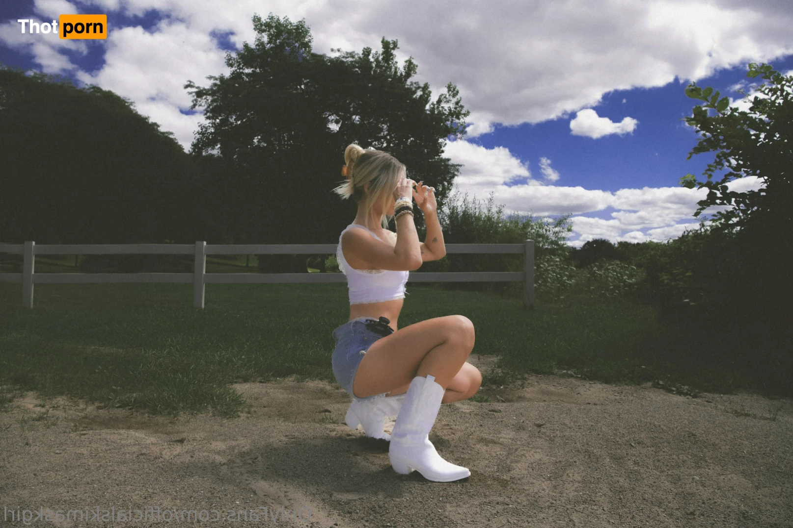 T H E  S K I  M A S K  G I R L 13633837