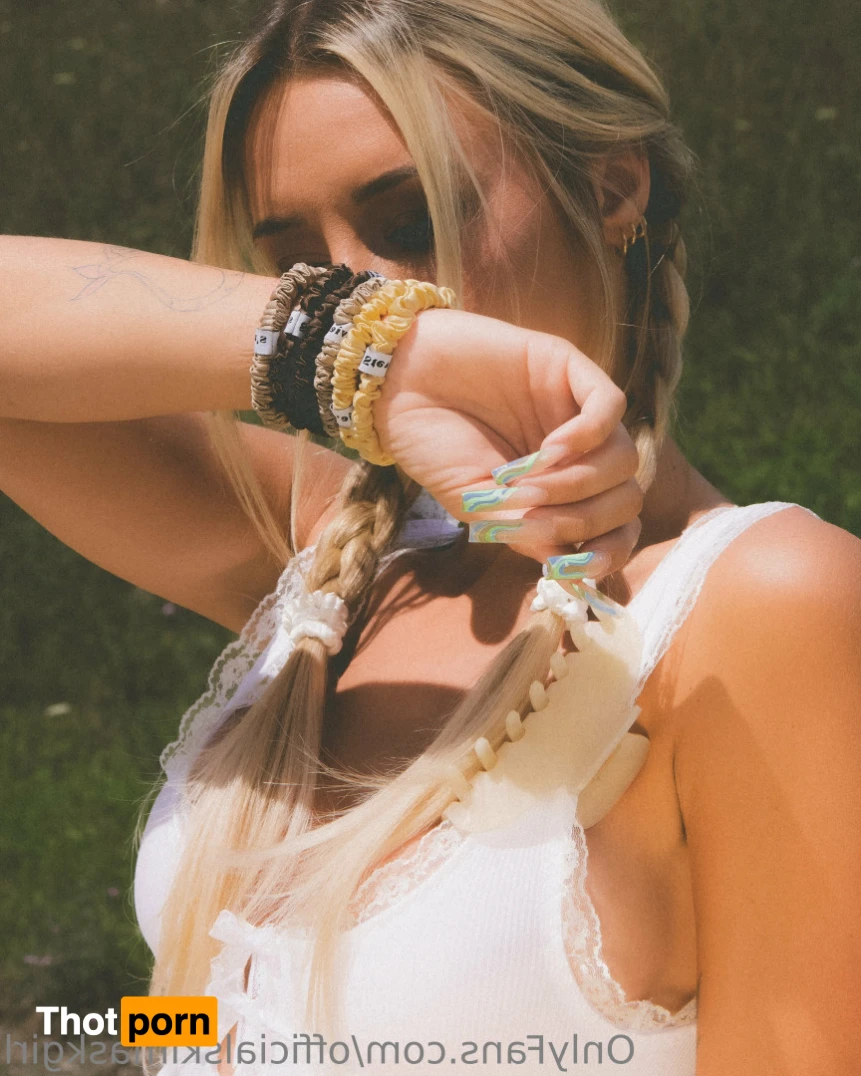 T H E  S K I  M A S K  G I R L 13633972