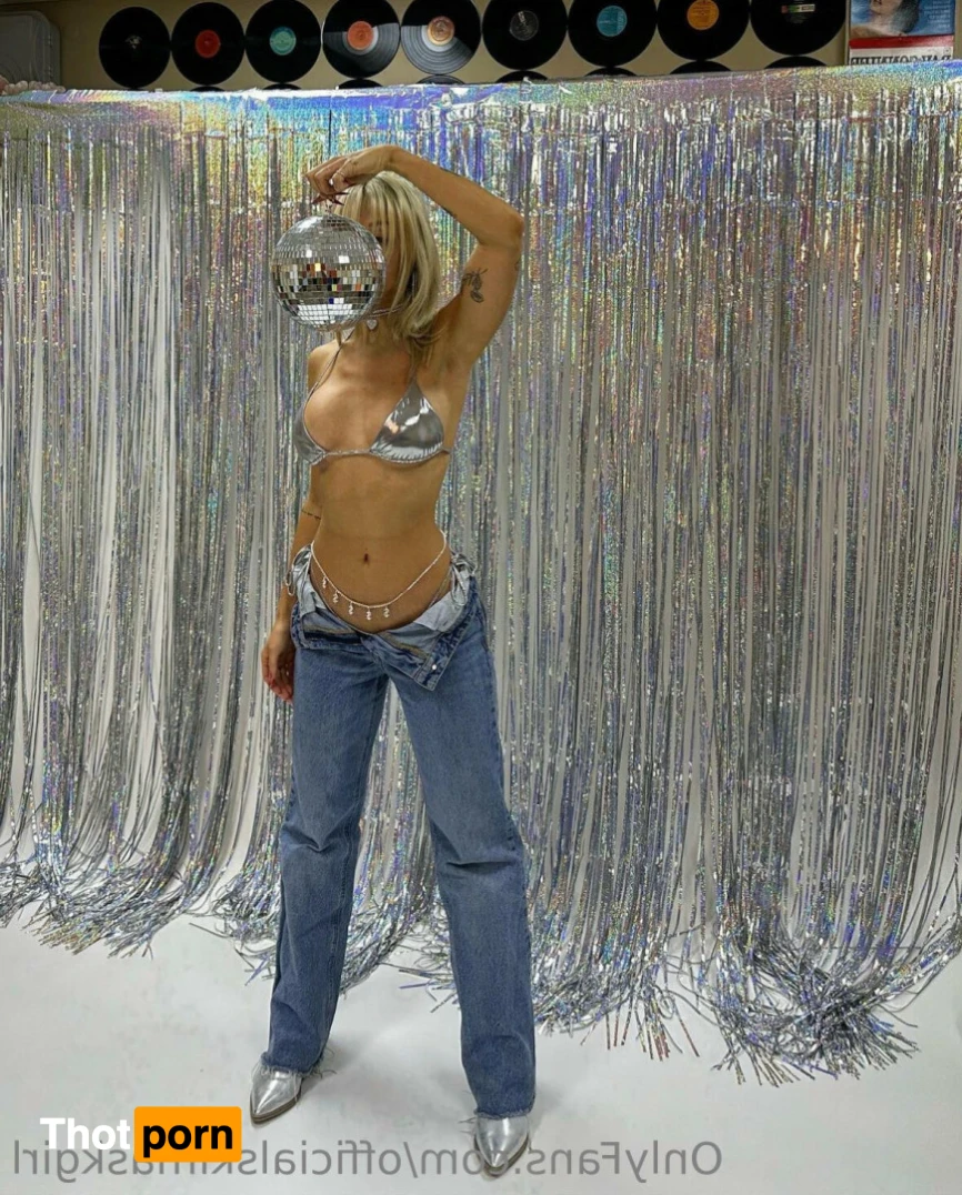 T H E  S K I  M A S K  G I R L 13634115