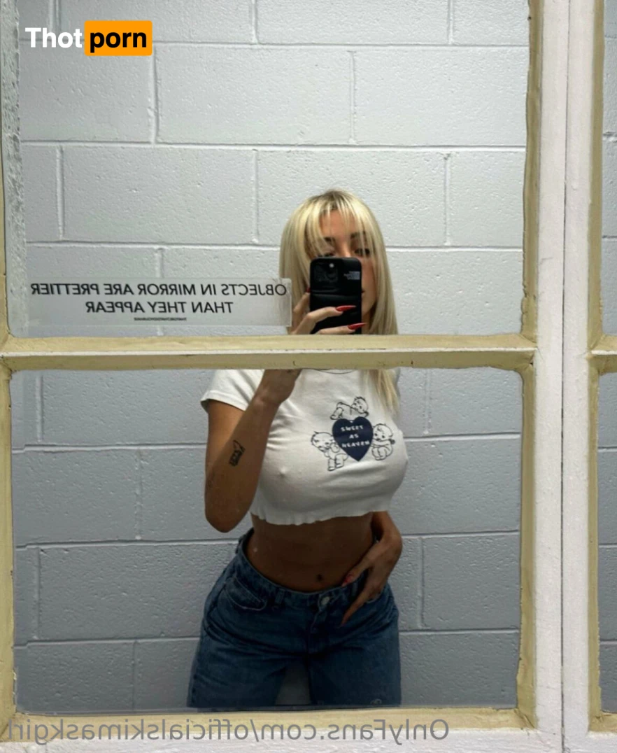 T H E  S K I  M A S K  G I R L 13634319