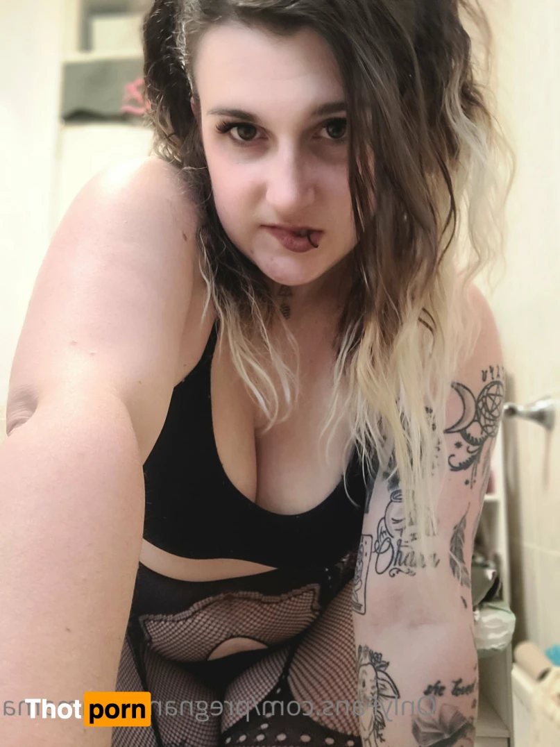 Pregnant Goth Mama 7905208