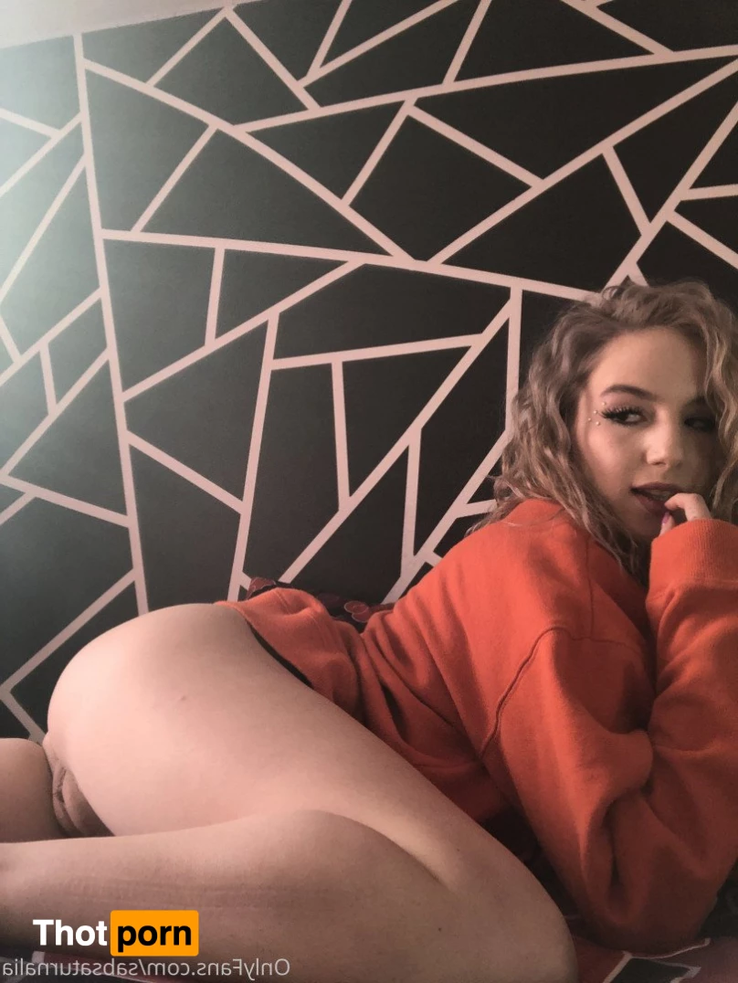 Becca 🛼🎨🎭🍄🩰🔮 2737390