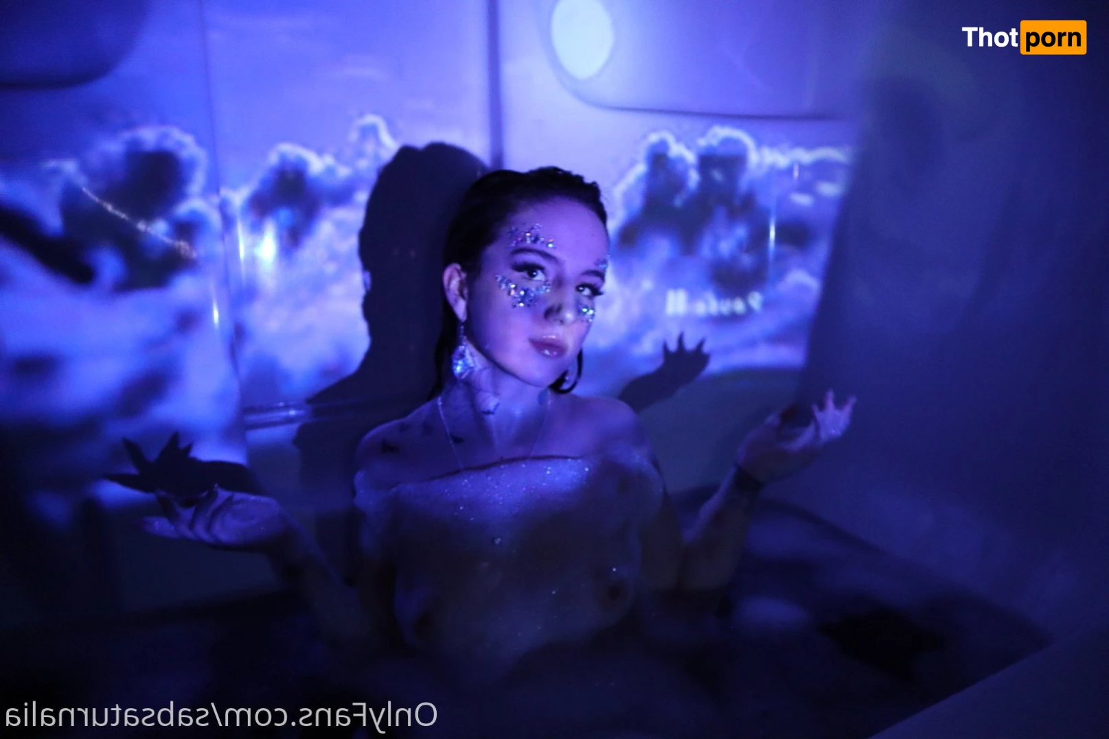 Becca 🛼🎨🎭🍄🩰🔮 2737437