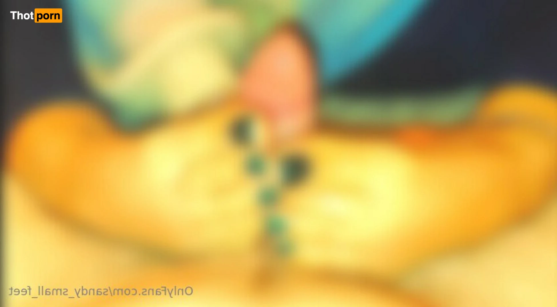 Sandy_small_feet 12603102