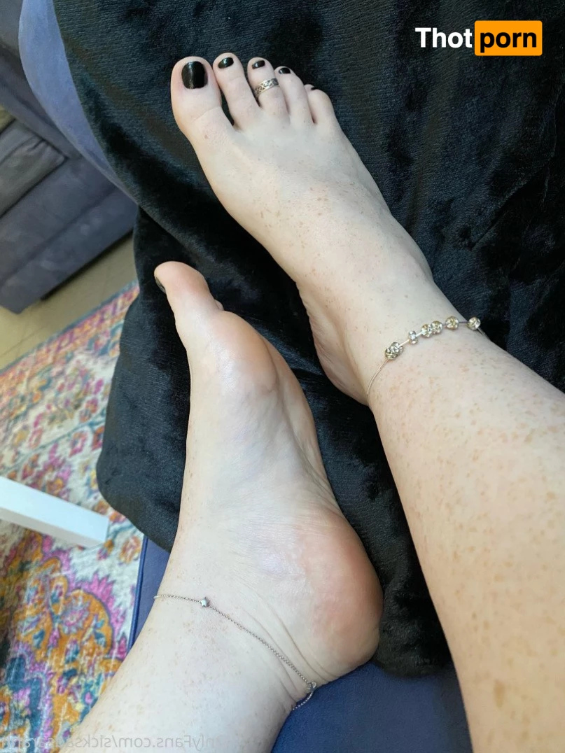 Mistress Sarah 2744088