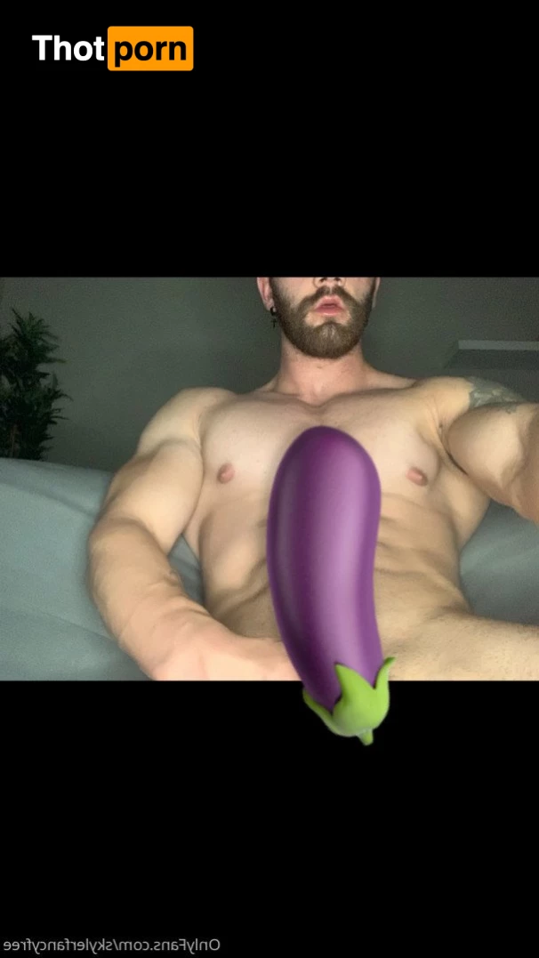 Skyler Flexes 2674875