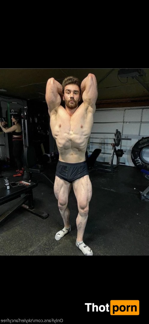 Skyler Flexes 2674876