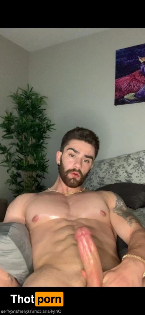 Skyler Flexes 2674895