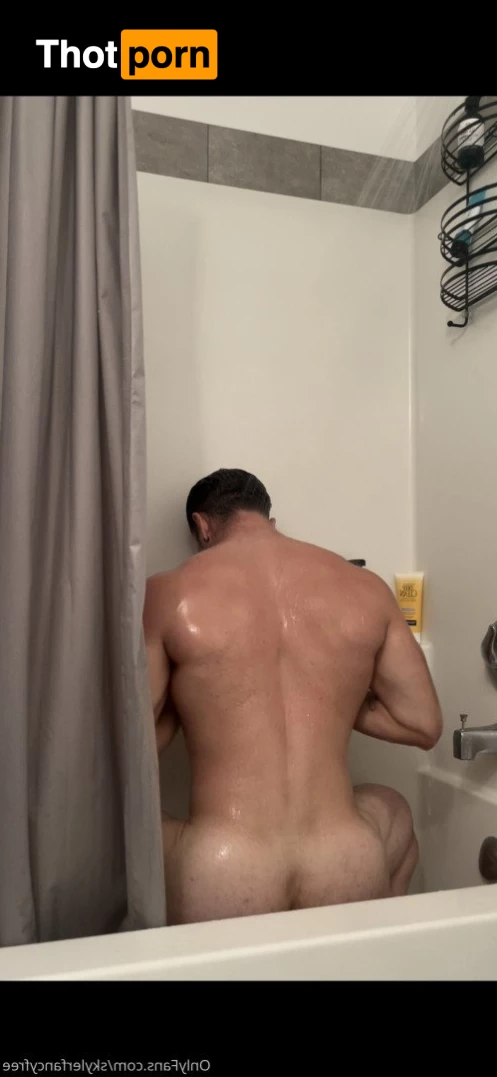 Skyler Flexes 2674919