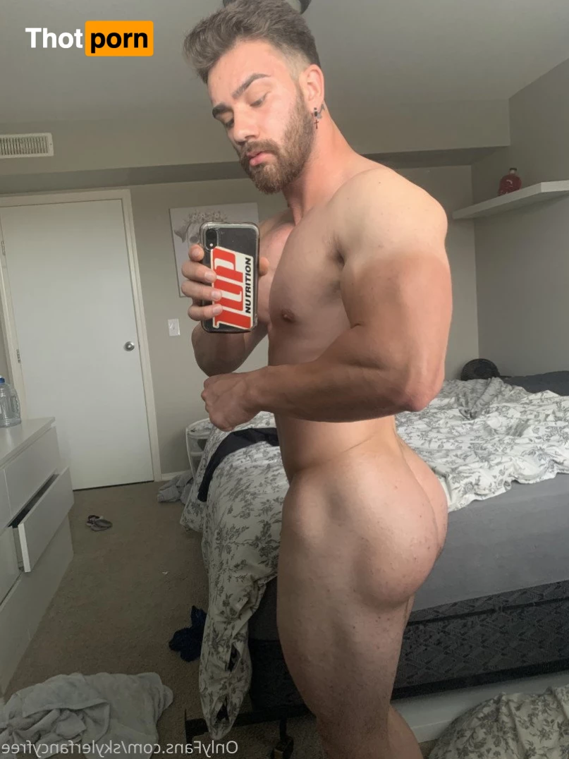 Skyler Flexes 2674928