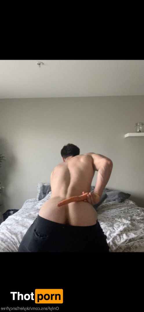 Skyler Flexes 2674946