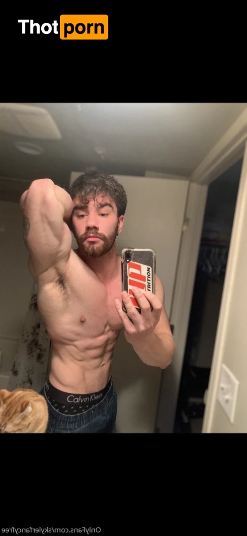 Skyler Flexes 2674985