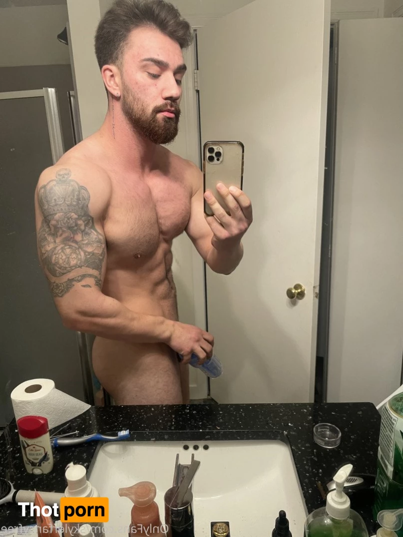 Skyler Flexes 2675067