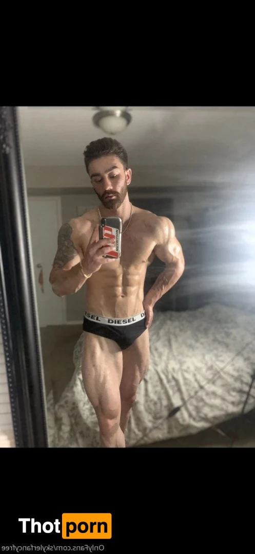 Skyler Flexes 2675087