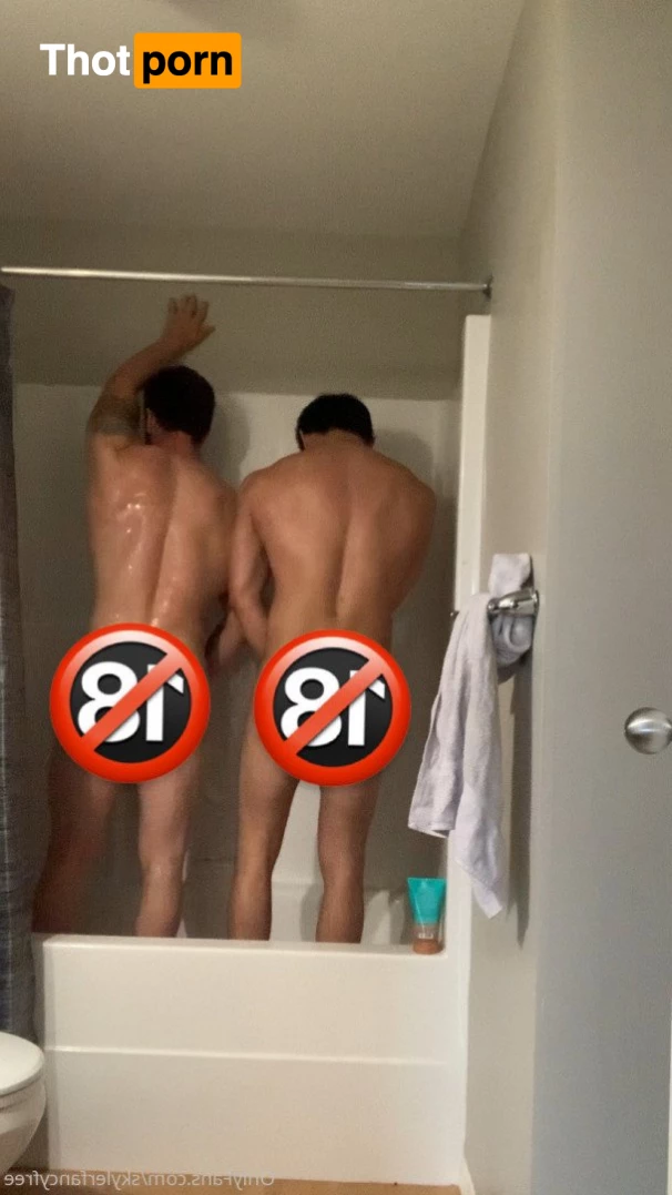 Skyler Flexes 2675095