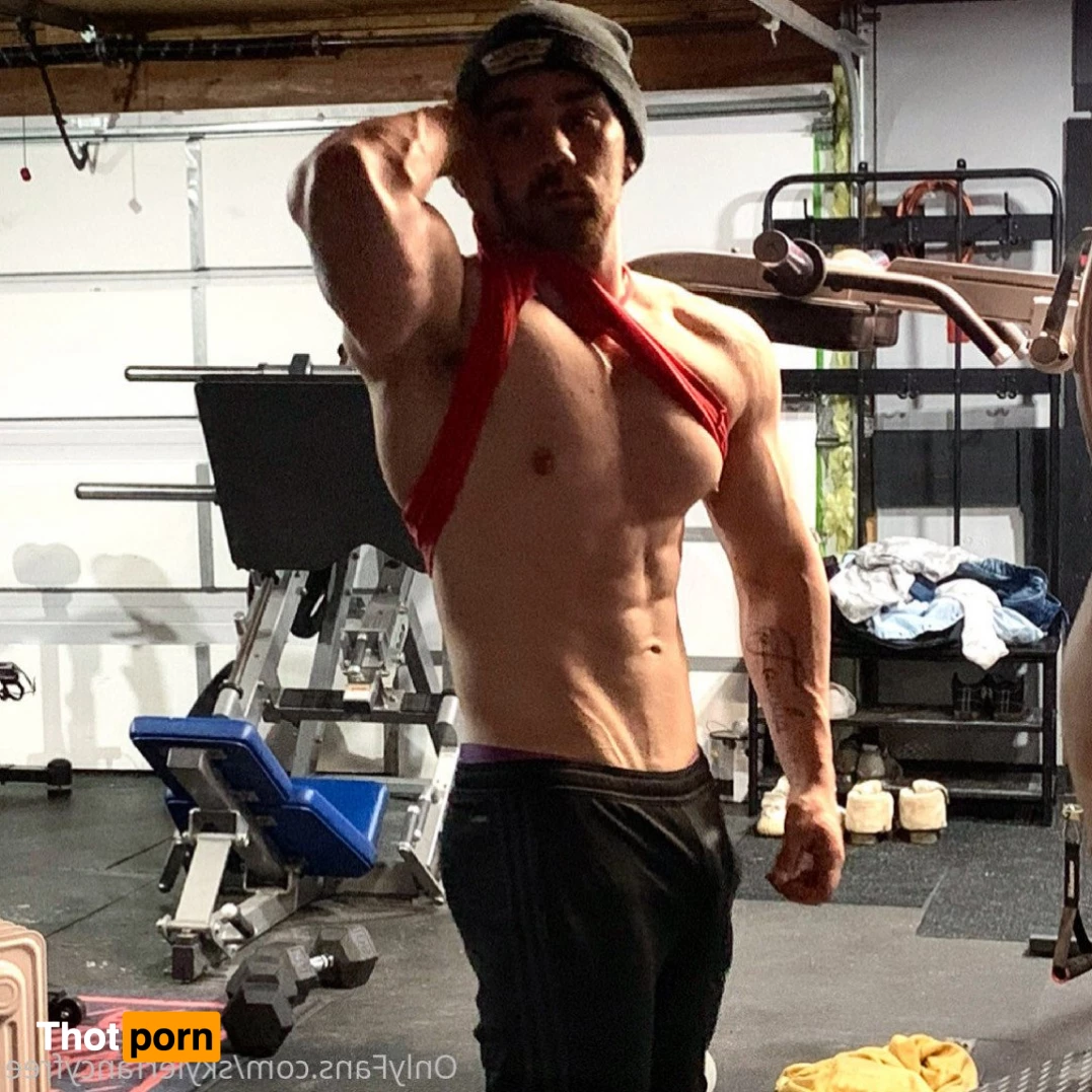 Skyler Flexes 2675105