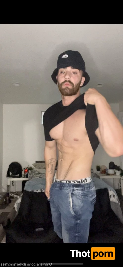 Skyler Flexes 2675115