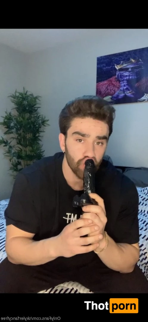 Skyler Flexes 2675145